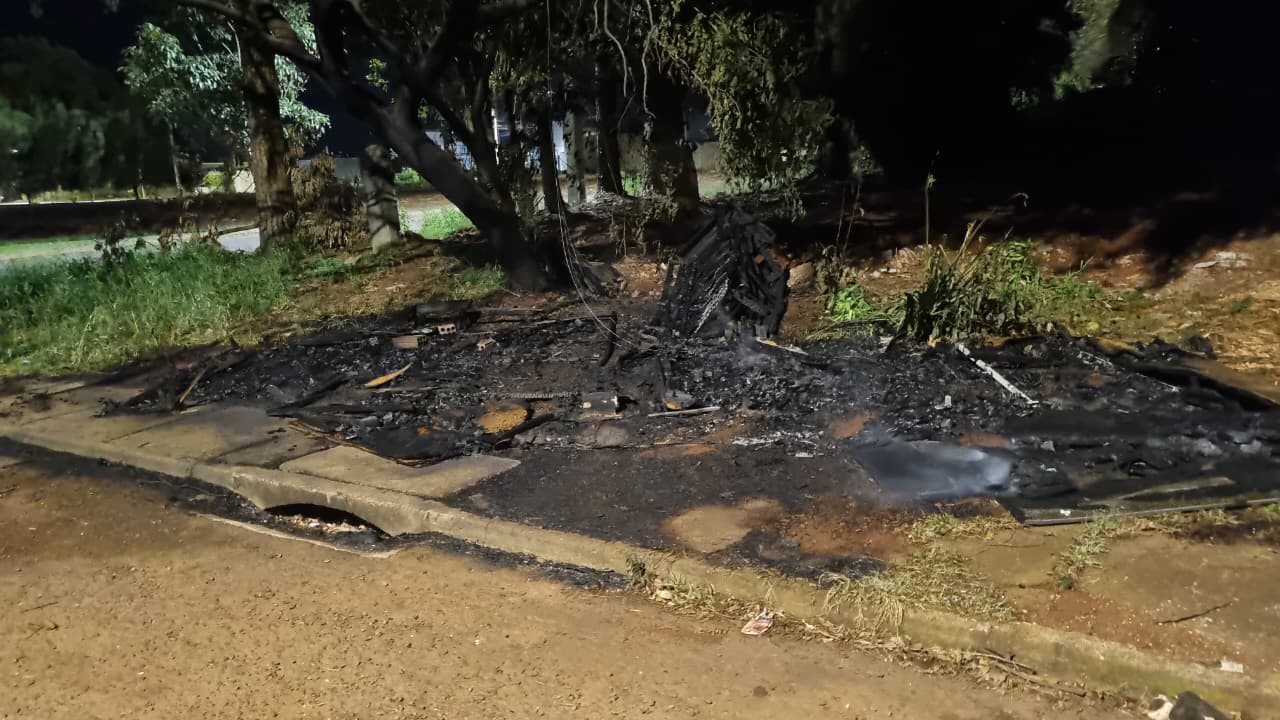 Incêndio em Cascavel mobiliza Bombeiros no Bairro Santos Dumont para controlar chamas em entulho