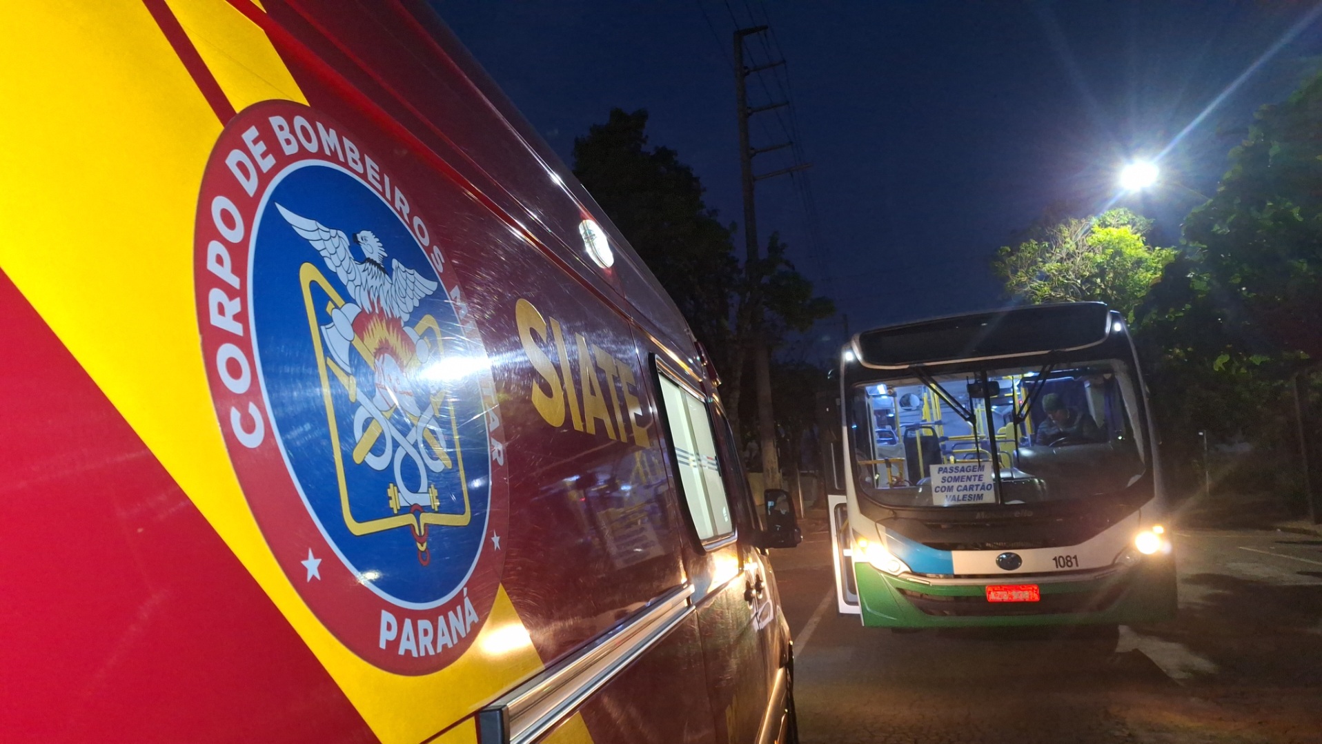 Queda dentro de ônibus deixa mulher ferida na Avenida Corbélia, em Cascavel