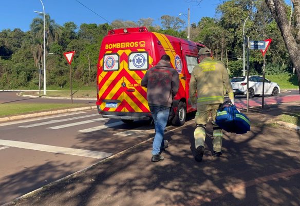 Veículos se envolvem em colisão na rotatória do Lago Municipal