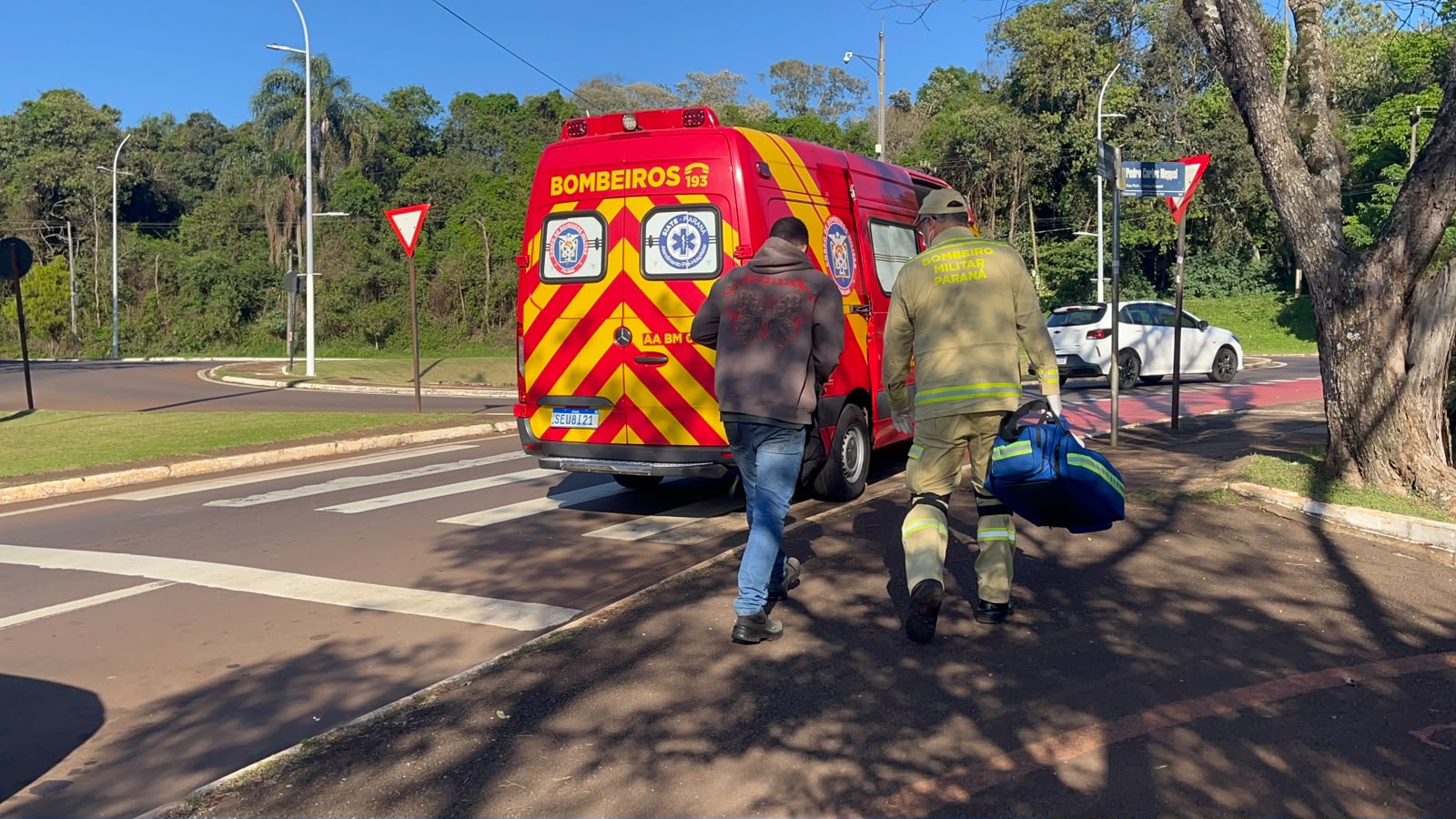 Veículos se envolvem em colisão na rotatória do Lago Municipal