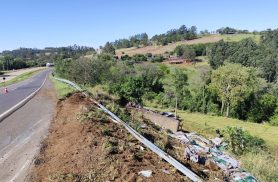 Caminhão sai da pista e capota em barranco na BR-163