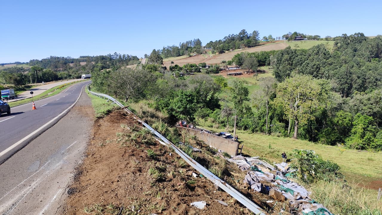 Caminhão sai da pista e capota em barranco na BR-163