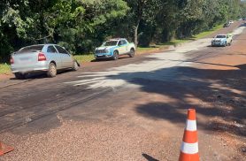 Batida entre Astra e caminhão interdita cruzamento em Cascavel após vazamento de óleo