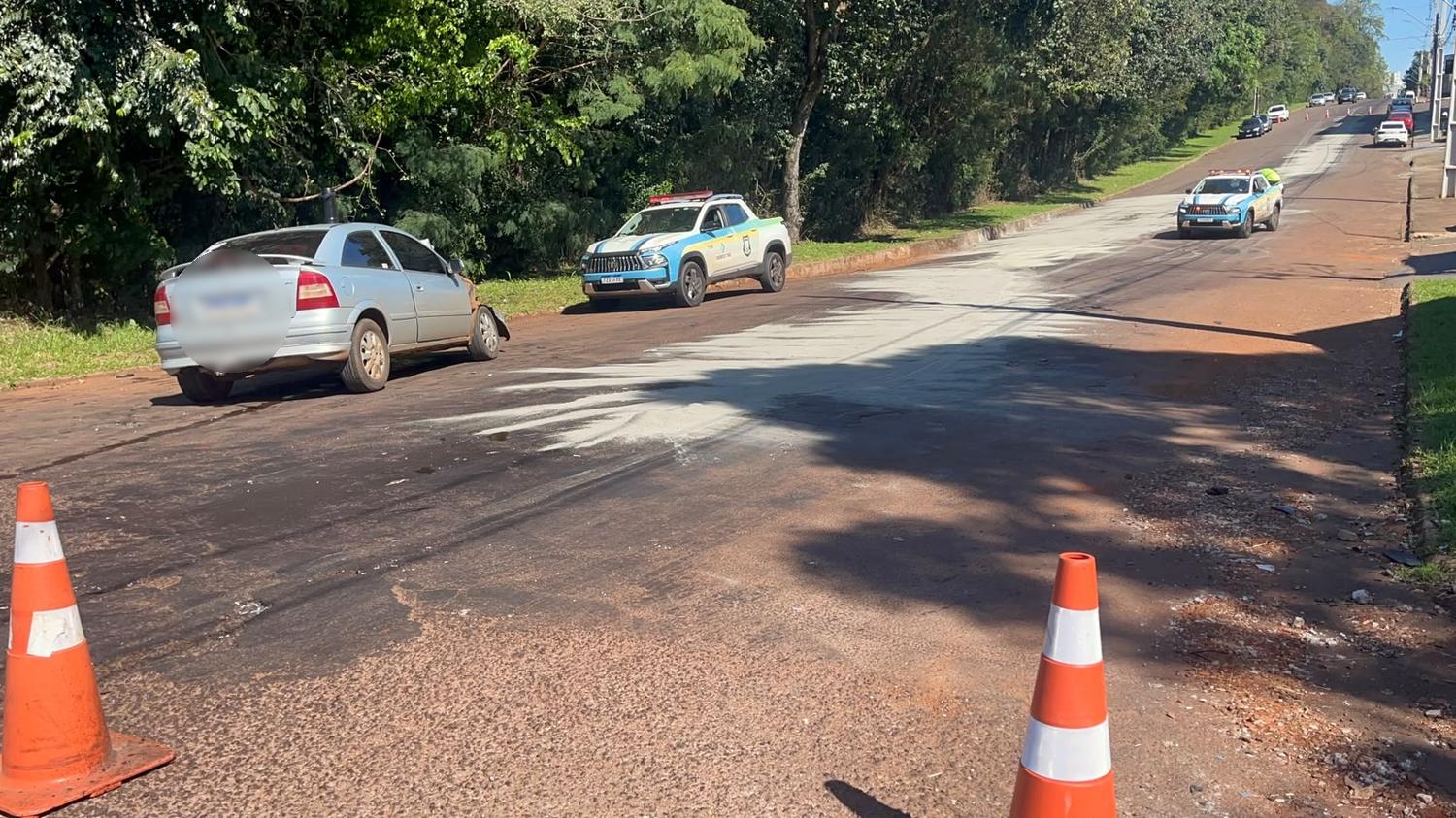 Batida entre Astra e caminhão interdita cruzamento em Cascavel após vazamento de óleo