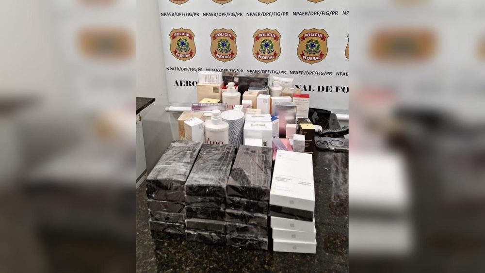 Homem é preso com celulares e perfumes avaliados em R$ 150 mil no Aeroporto de Foz do Iguaçu Imagem referente a Homem é preso com celulares e perfumes avaliados em R$ 150 mil no Aeroporto de Foz do Iguaçu