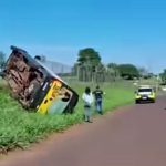 Imagem relativa a Morador de rua furta van escolar, foge e capota veículo na rodovia