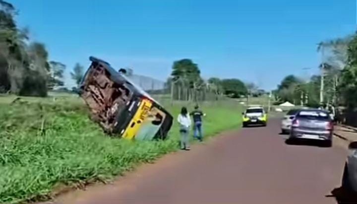 Morador de rua furta van escolar, foge e capota veículo na rodovia