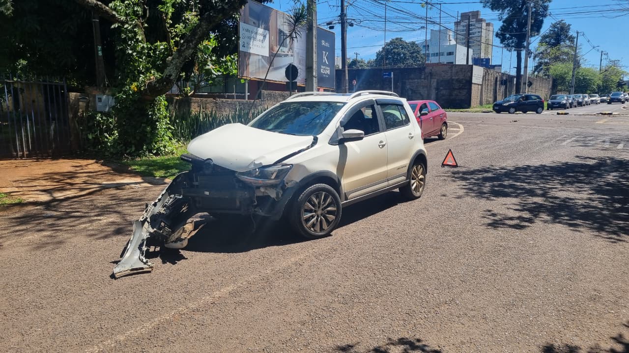 Acidente entre Audi e Crossfox causa danos no Centro de Cascavel