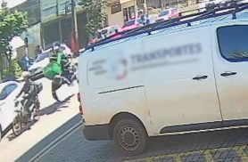 Vídeo mostra moto 'virando para frente' e batendo contra carro em acidente