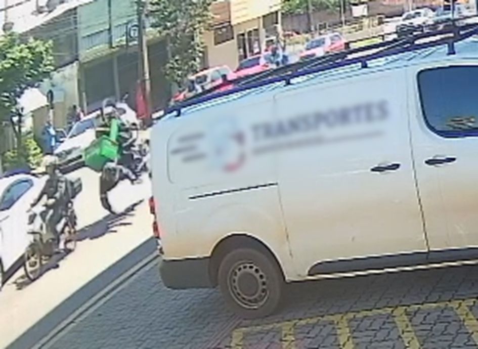 Vídeo mostra moto ‘virando para frente’ e batendo contra carro em acidente