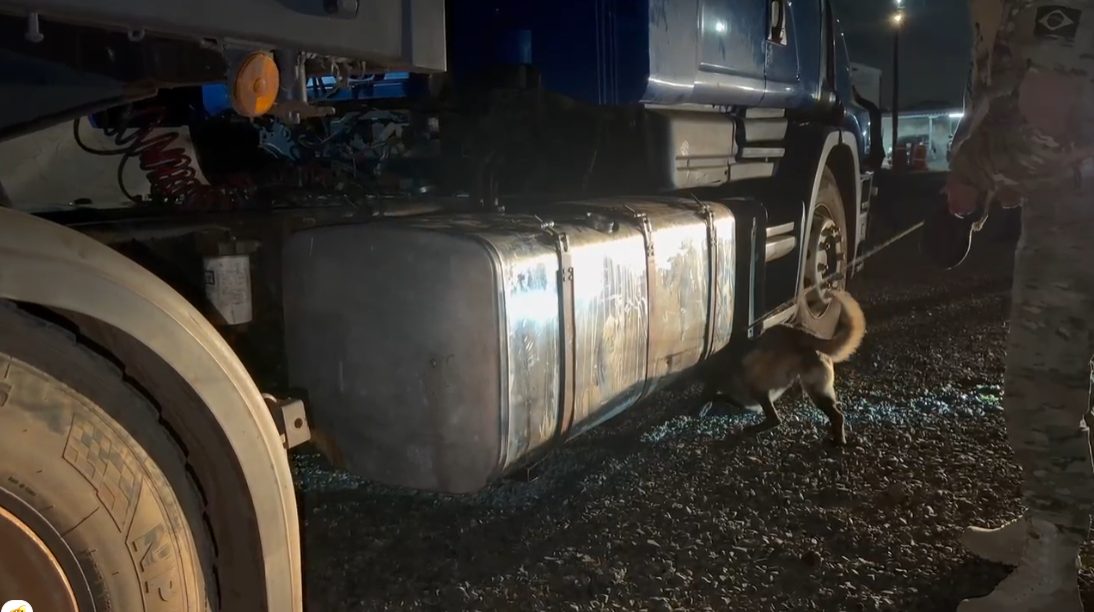 PRF apreende mais de 100 kg de cocaína em caminhão com placas do Paraguai em Guarapuava