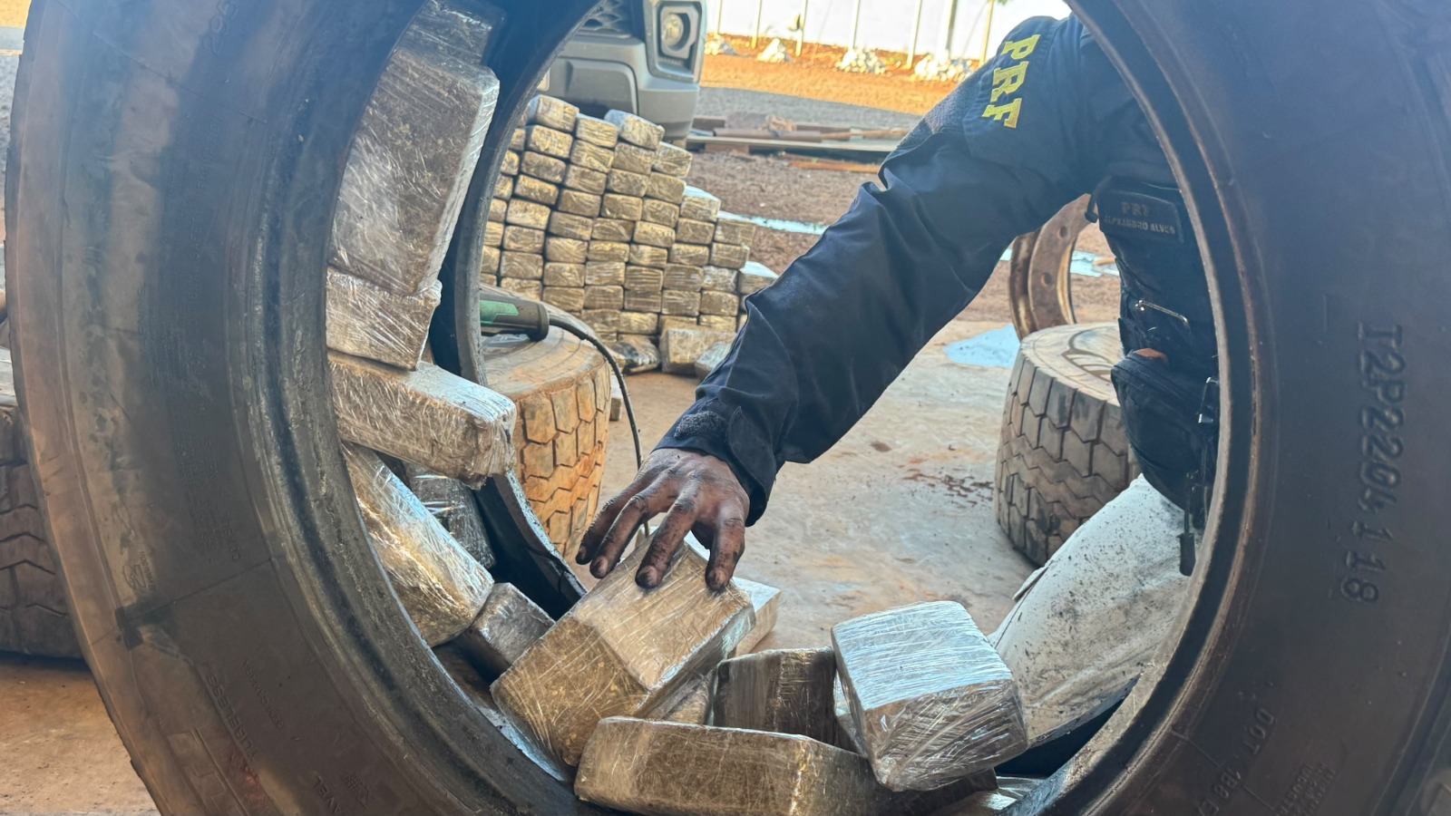 PRF apreende 152 kg de maconha e 5,5 kg de haxixe em pneus de carreta na BR-163 em Terra Roxa
