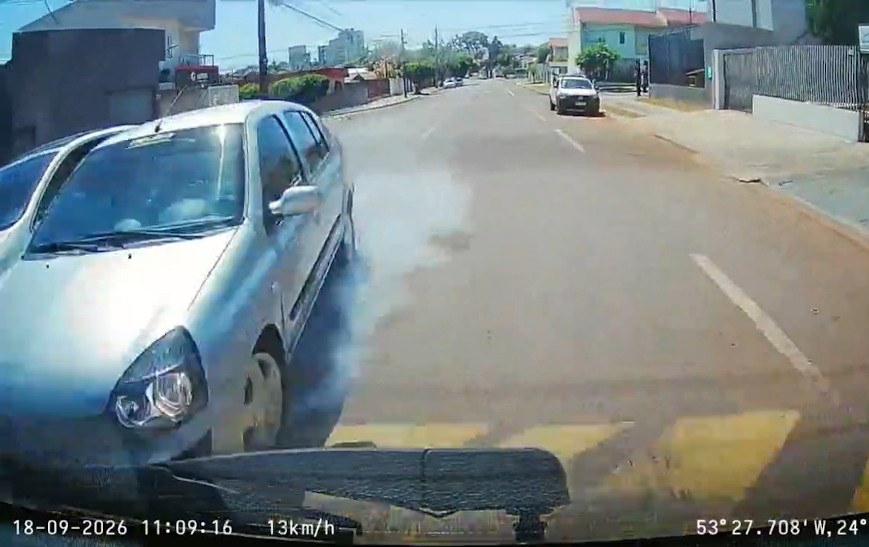 Câmera veicular registra acidente imprudente em Cascavel com Clio atingindo dois carros