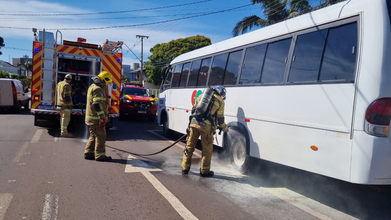 Princípio de incêndio em micro-ônibus mobiliza Bombeiros em Cascavel