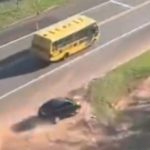 Imagem relativa a Vídeo mostra helicóptero perseguindo carro com droga e contrabando em rodovia do interior