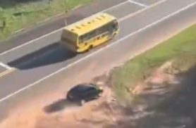 Vídeo mostra helicóptero perseguindo carro com droga e contrabando em rodovia do interior