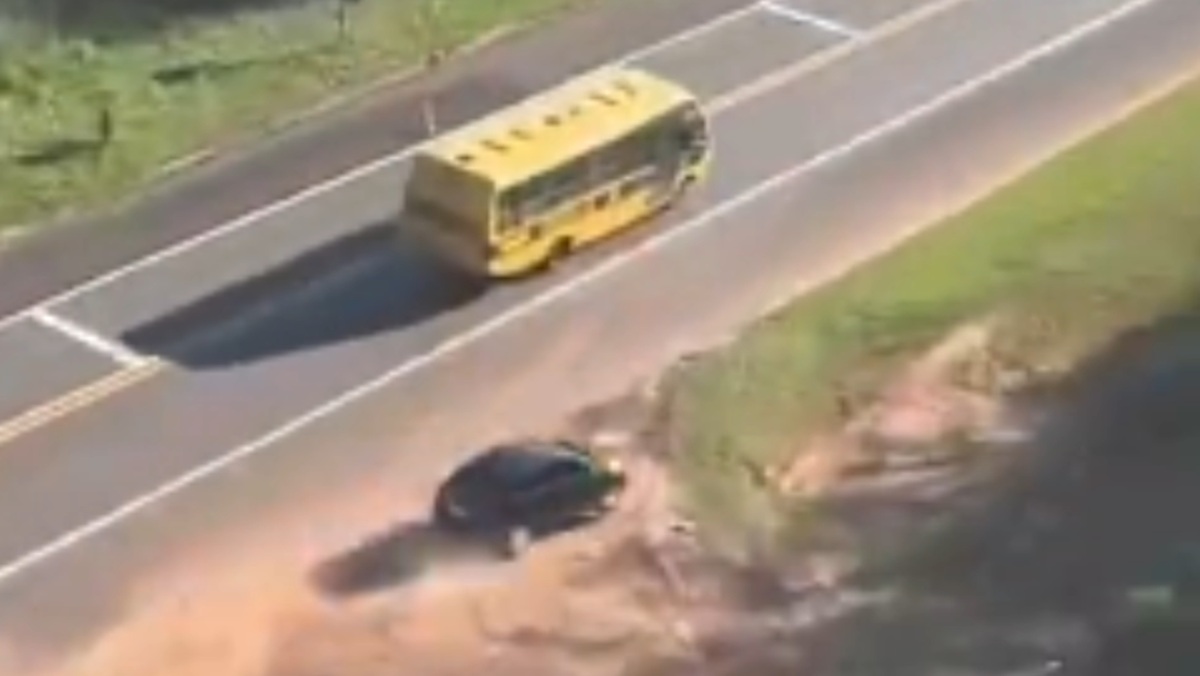 Vídeo mostra helicóptero perseguindo carro com droga e contrabando em rodovia do interior