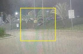 Câmera mostra Civic desgovernado e batida contra casa no bairro Santa Cruz em Cascavel