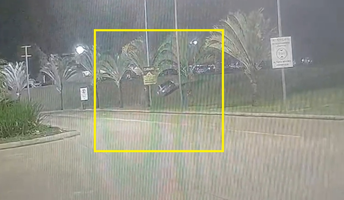 Câmera mostra Civic desgovernado e batida contra casa no bairro Santa Cruz em Cascavel