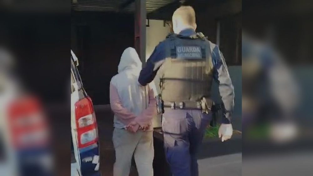 Imagem referente a Mulher encontra homem sem roupas em sua cama após invasão de residência