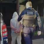 Imagem relativa a Mulher encontra homem sem roupas em sua cama após invasão de residência