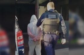 Mulher encontra homem sem roupas em sua cama após invasão de residência