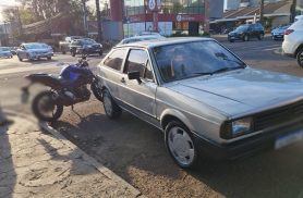 Acidente em Cascavel deixa motociclista ferido no cruzamento das ruas Vitória e Pio XII
