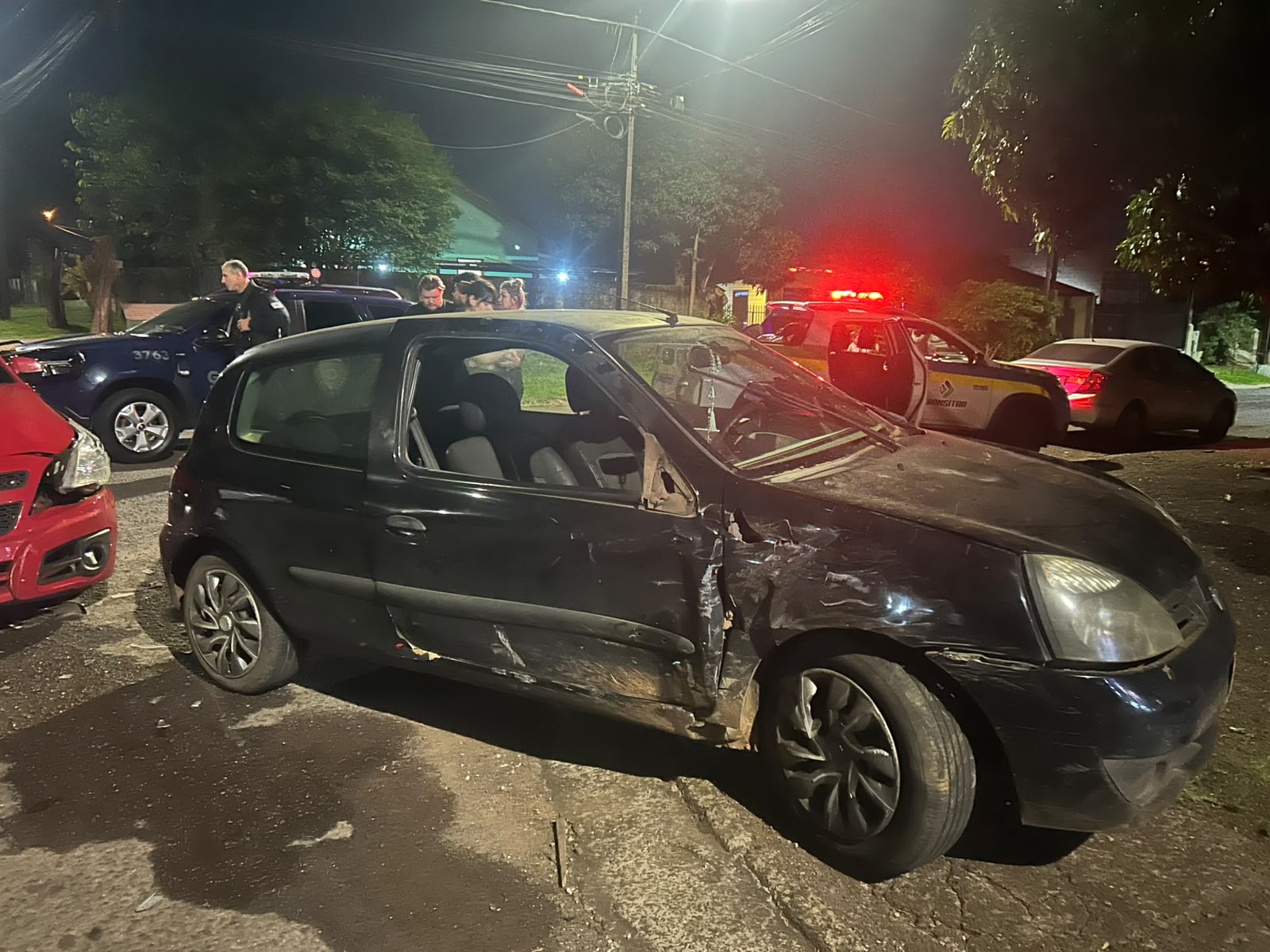 Acidente entre Montana e Clio termina em danos e motorista detido em Cascavel
