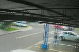 Câmera flagra colisão entre Clio e Montana; motorista é detido por embriaguez em Cascavel