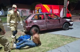 Gol bate contra poste em frente a batalhão da PM e motorista é autuado por embriaguez