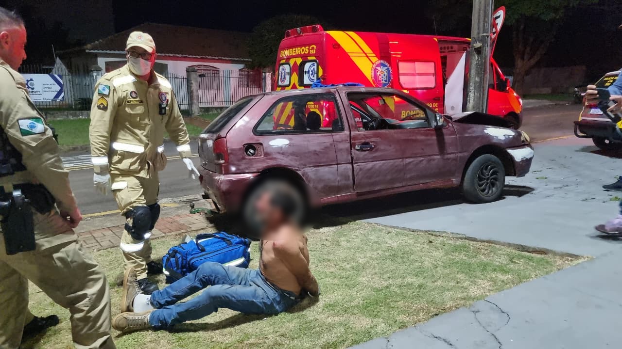 Gol bate contra poste em frente a batalhão da PM e motorista é autuado por embriaguez