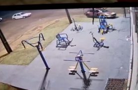 Câmera flagra Gol batendo contra poste em frente a batalhão da PM em Cascavel