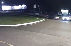 Câmera flagra batida que termina em capotamento na BR-277