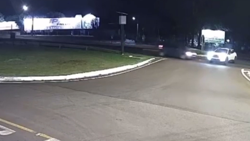 Câmera flagra batida que termina em capotamento na BR-277