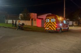 Motociclista perde o controle da moto após derrapar em pedras soltas no Bairro Pacaembu