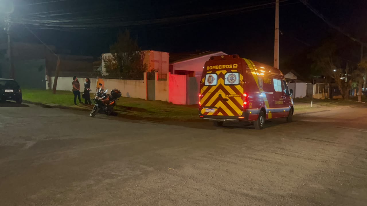 Motociclista perde o controle da moto após derrapar em pedras soltas no Bairro Pacaembu