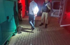 Homem é preso pela PM após agredir mulher e ameaçá-la com facão