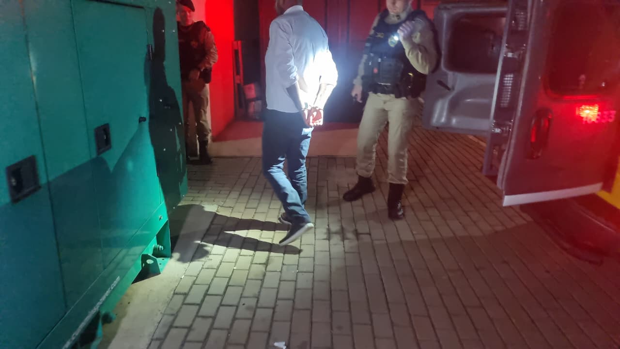 Homem é preso pela PM após agredir mulher e ameaçá-la com facão