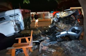 Frontier bate contra caminhão e árvore e deixa homem ferido no Parque São Paulo