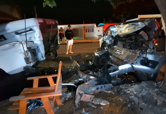 Frontier bate contra caminhão e árvore e deixa homem ferido no Parque São Paulo