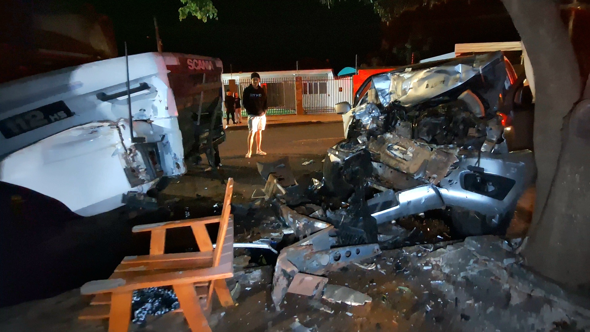 Frontier bate contra caminhão e árvore e deixa homem ferido no Parque São Paulo