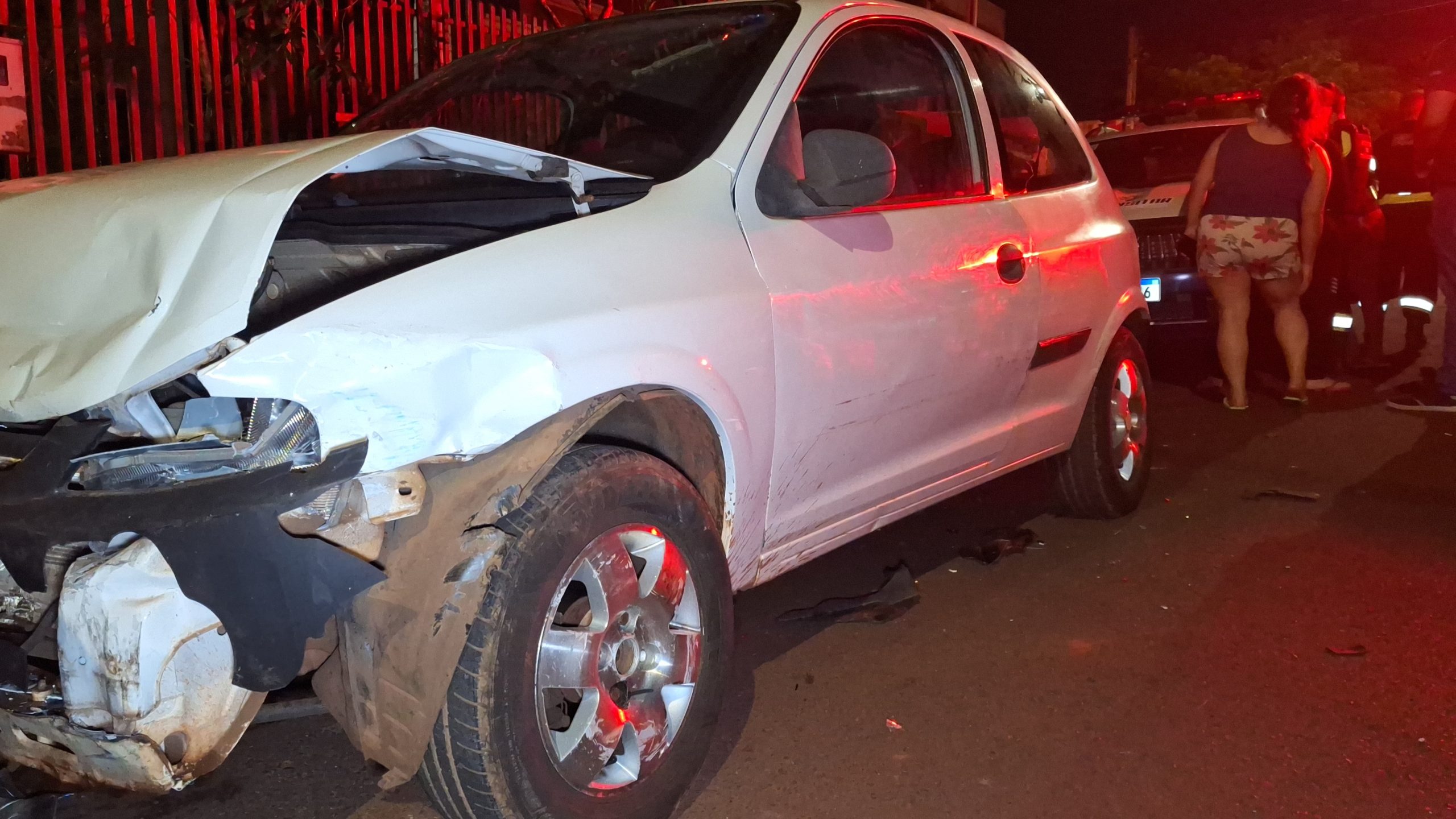 Motorista é detido com 1,00 mg/L após bater em três carros estacionados em Cascavel