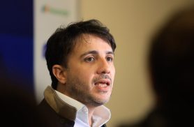 Renan propõe cortes na Previdência e alterar pisos da saúde e educação