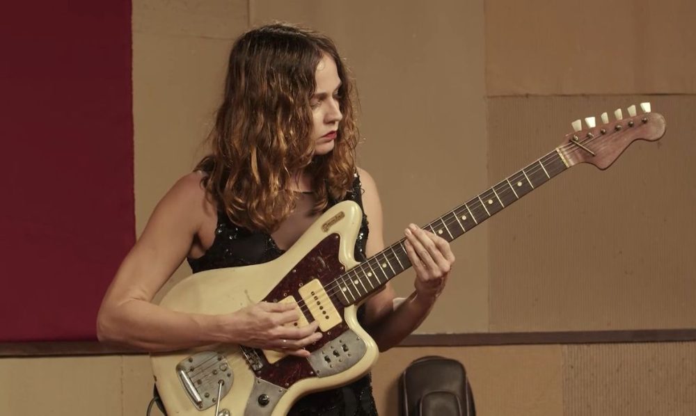 Imagem referente a Gabi Terra é destaque do reality Duelo de Guitarras na TV Brasil