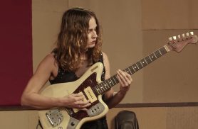 Gabi Terra é destaque do reality Duelo de Guitarras na TV Brasil