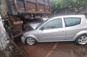 Ford Ka quase fica embaixo de caminhão após colisão no Cascavel Velho