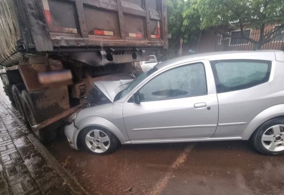Motorista abandona Ford Ka após quase entrar embaixo de caminhão no Cascavel Velho