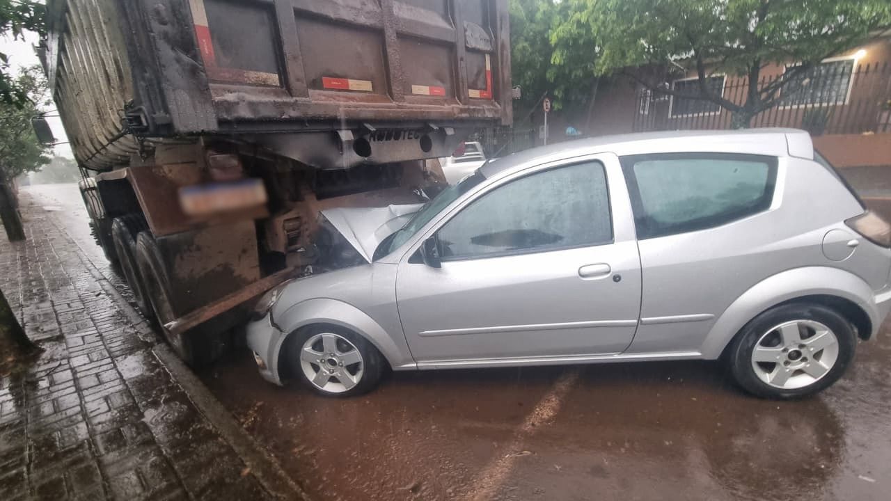 Ford Ka quase fica embaixo de caminhão após colisão no Cascavel Velho