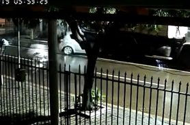 Vídeo mostra Ford Ka atingindo violentamente traseira de caminhão no Cascavel Velho