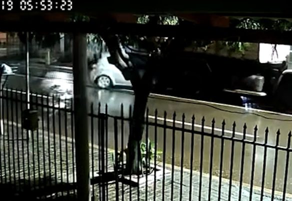 Vídeo mostra Ford Ka atingindo violentamente traseira de caminhão no Cascavel Velho